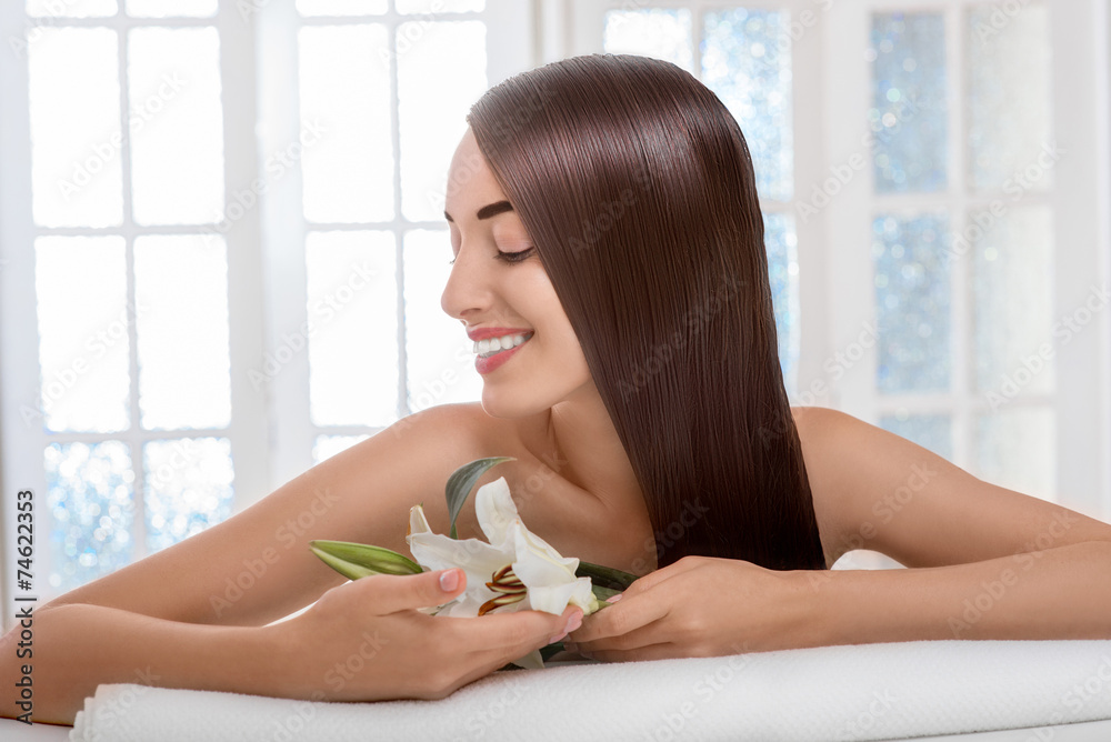 Naklejka premium Portrait of woman with beautiful hair in spa salon