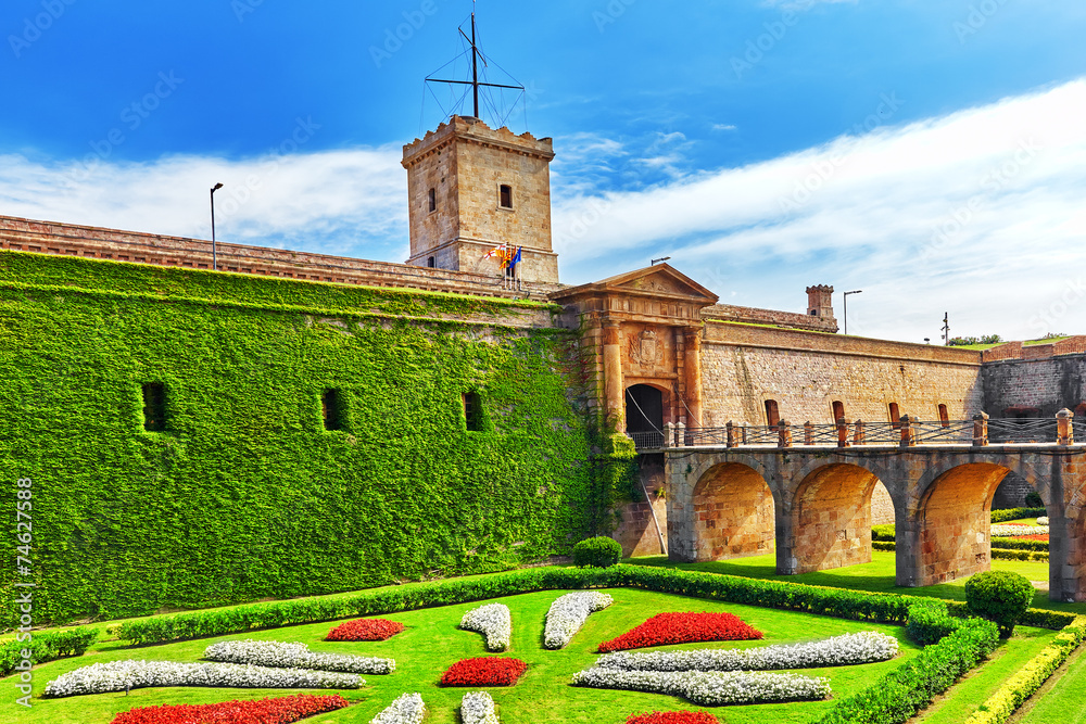 Fototapeta premium Castillo de Montjuic on mountain in Barcelona, Spain