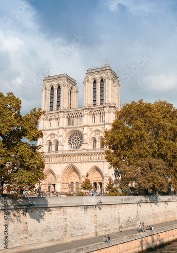 Notre Dame in paris, exterior view on a cloudy day © jovannig