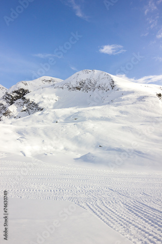 Panorama di montagna con pista da sci © MarcoMonticone
