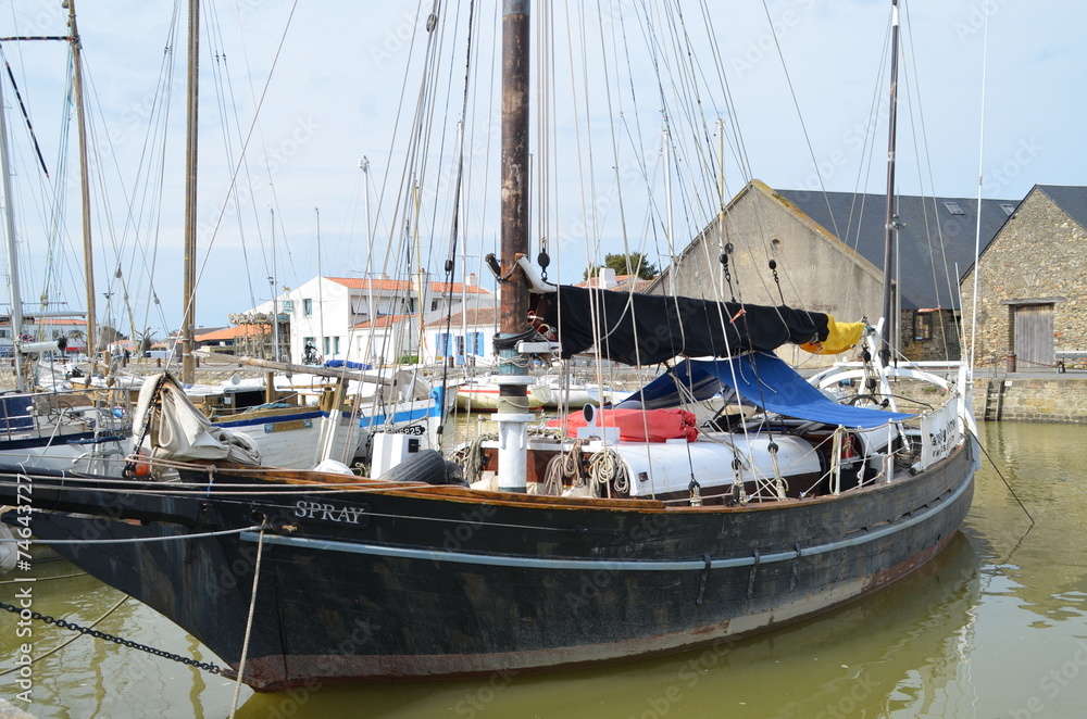 vieux gréement virant dans le port Noirmoutier vieux gréement virant dans le port Noirmoutier