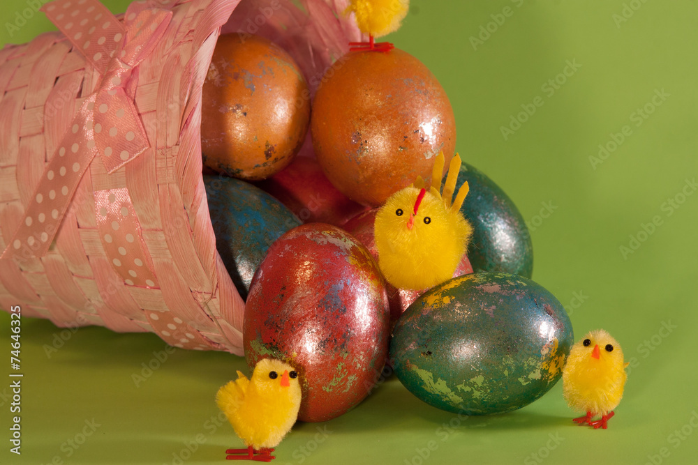 Uova di Pasqua colorate con pulcini