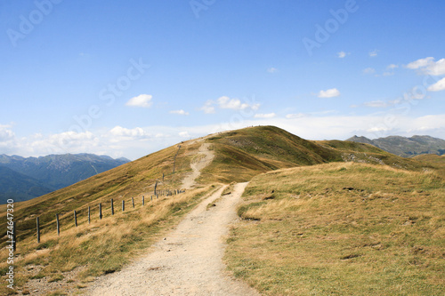 Panorama Appennino Bolognese e Toscana Sentiero di montagna percorso di vita con coraggio e costanza