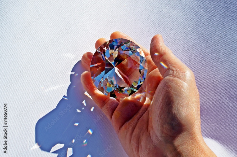 Prisma di cristallo in mano Stock Photo | Adobe Stock