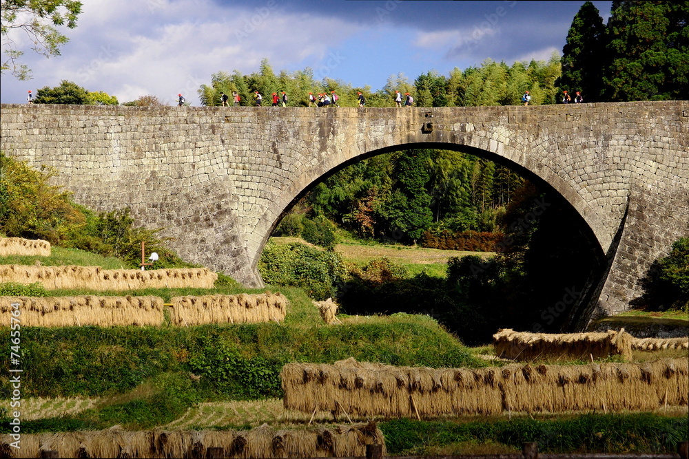 Fototapeta premium 通潤橋と秋の行楽の季節
