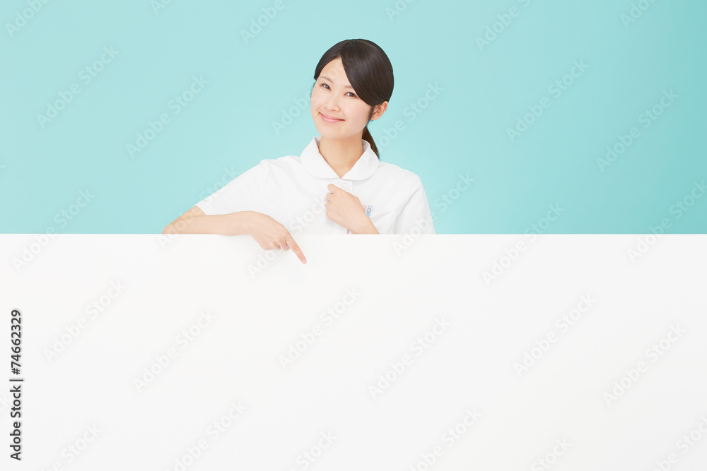 メッセージボードと指差すナース