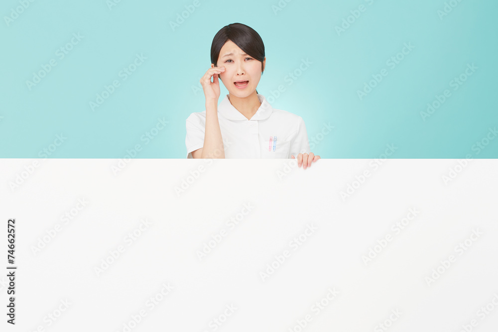 メッセージボードと泣くナース