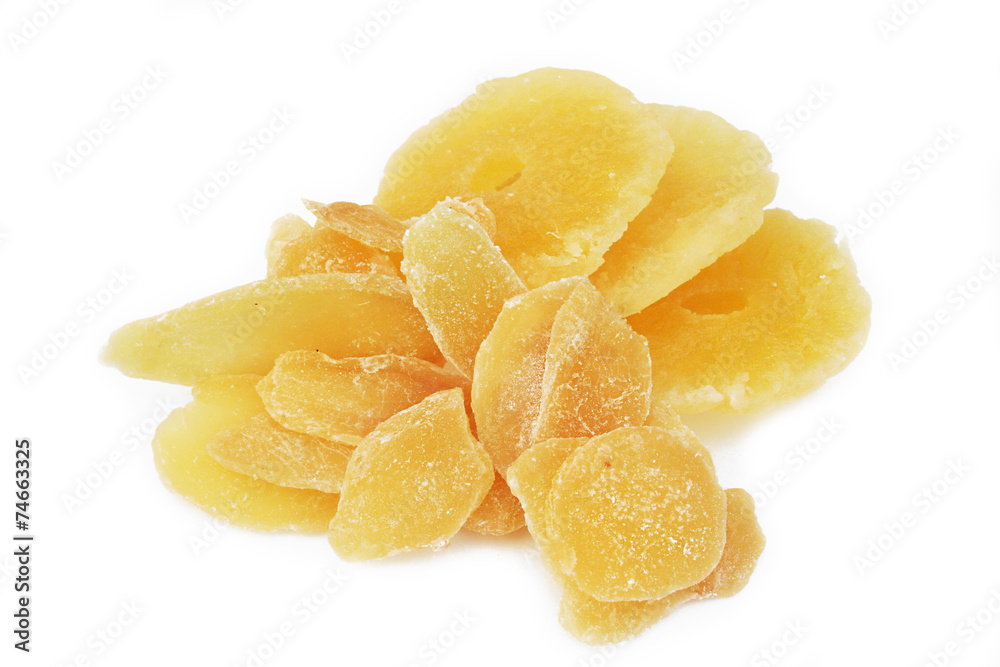 frutta candita su sfondo bianco_ ananas e zenzero frutta candita su sfondo bianco_ ananas e zenzero
