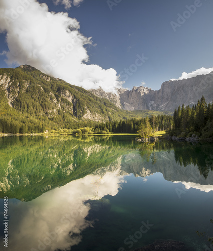 Jesień nad alpejskim jeziorem