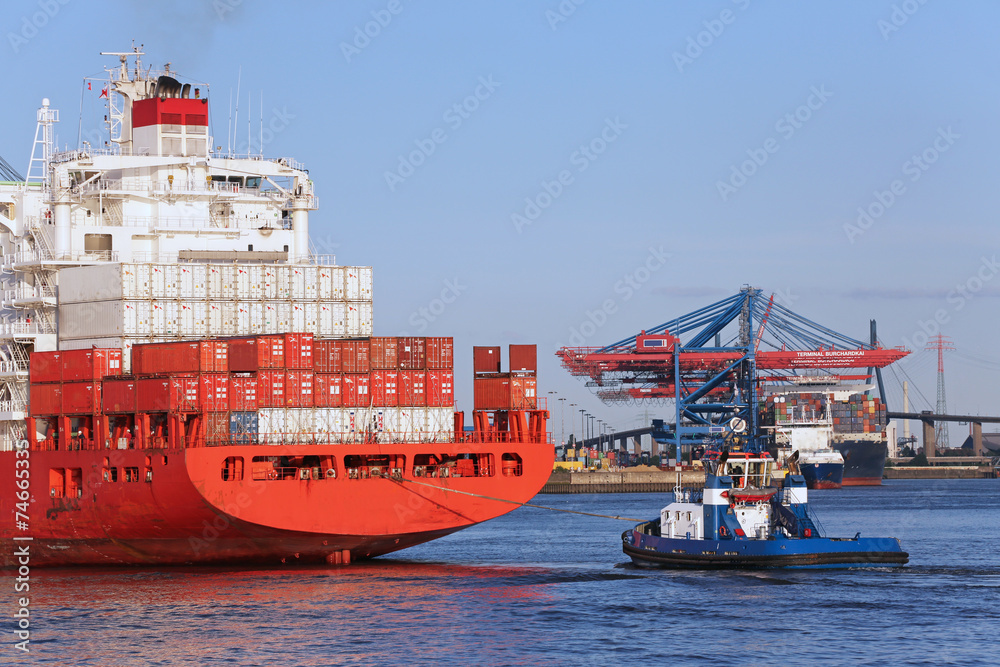 Fototapeta premium Containerschiff mit Schlepper