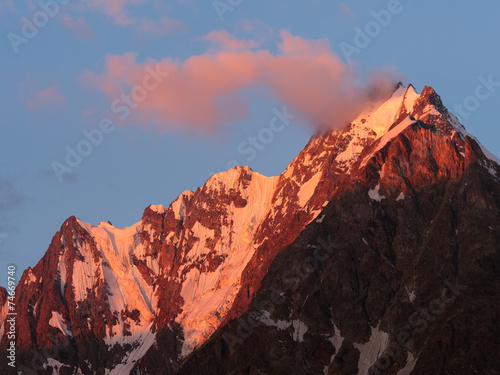 Fototapeta Naklejka Na Ścianę i Meble -  Majestic sunset in the mountains landscape.