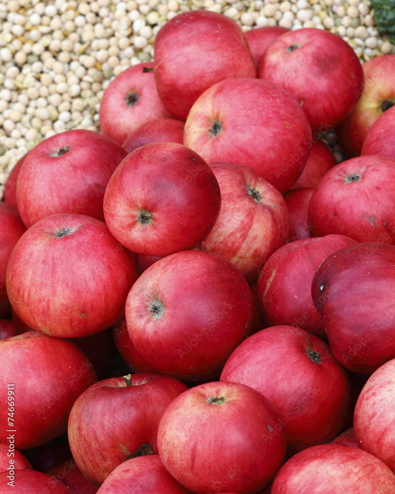 Red apples Red apples