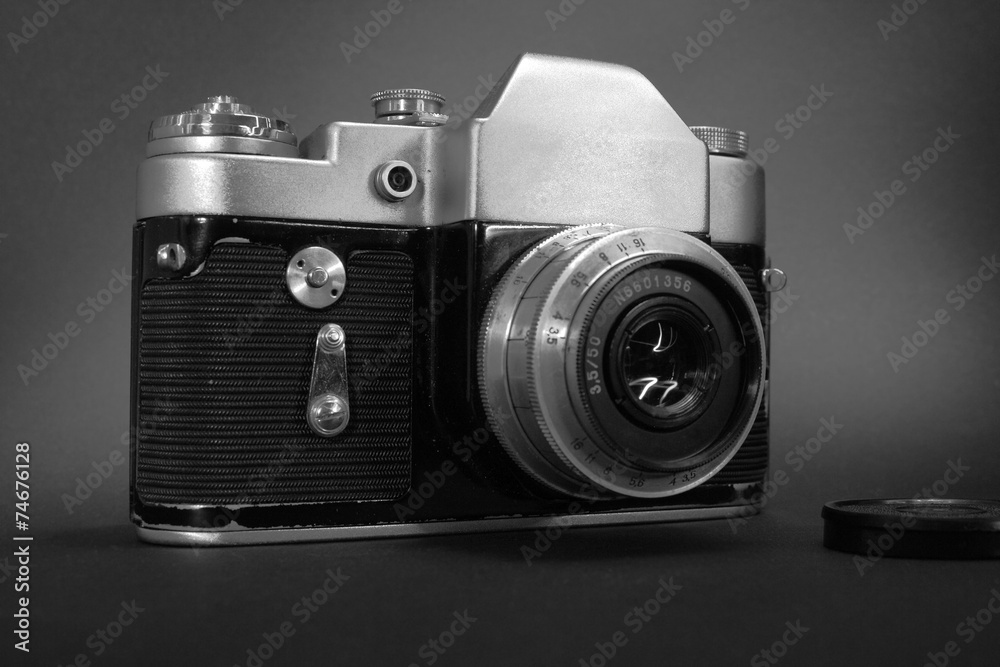 Ретро фотоаппарат советского производства на черном фоне
