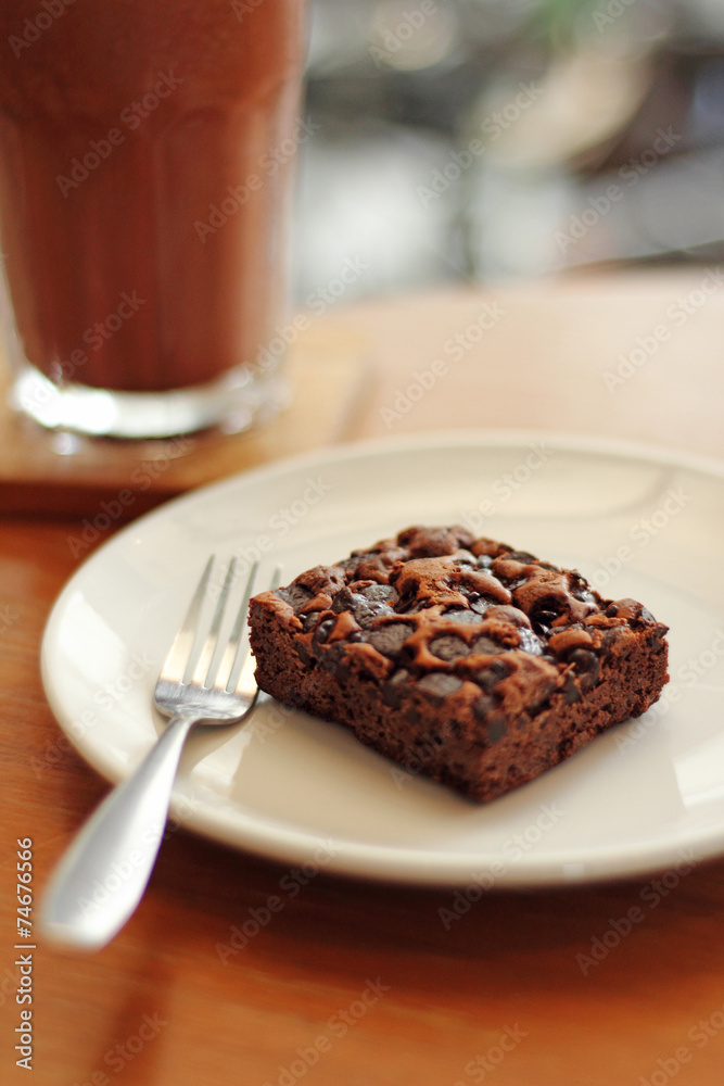 close up brownie and chocolate in ceramic dish close up brownie and chocolate in ceramic dish