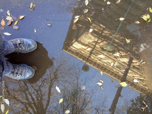 palazzo riflesso nell'acqua di una pozzanghera photo