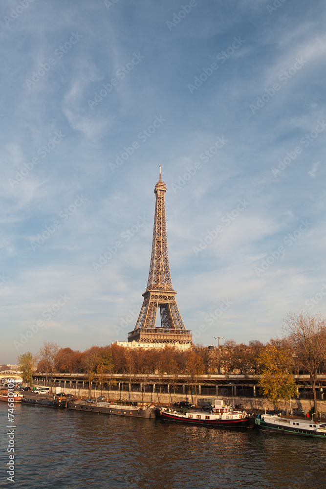 Naklejka premium Jesień na wieży Eiifel w Paryżu.
