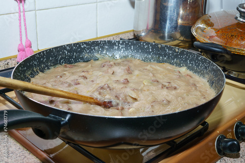 Padella di Carbonada e cipolla, pezzetti di carne, spezzatino