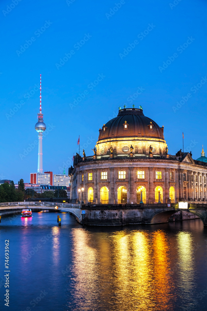Fototapeta premium Berlin cityscape early in the evening