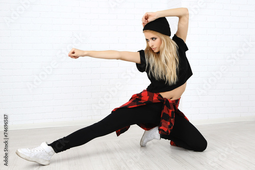 Hip hop dancer dancing on w...