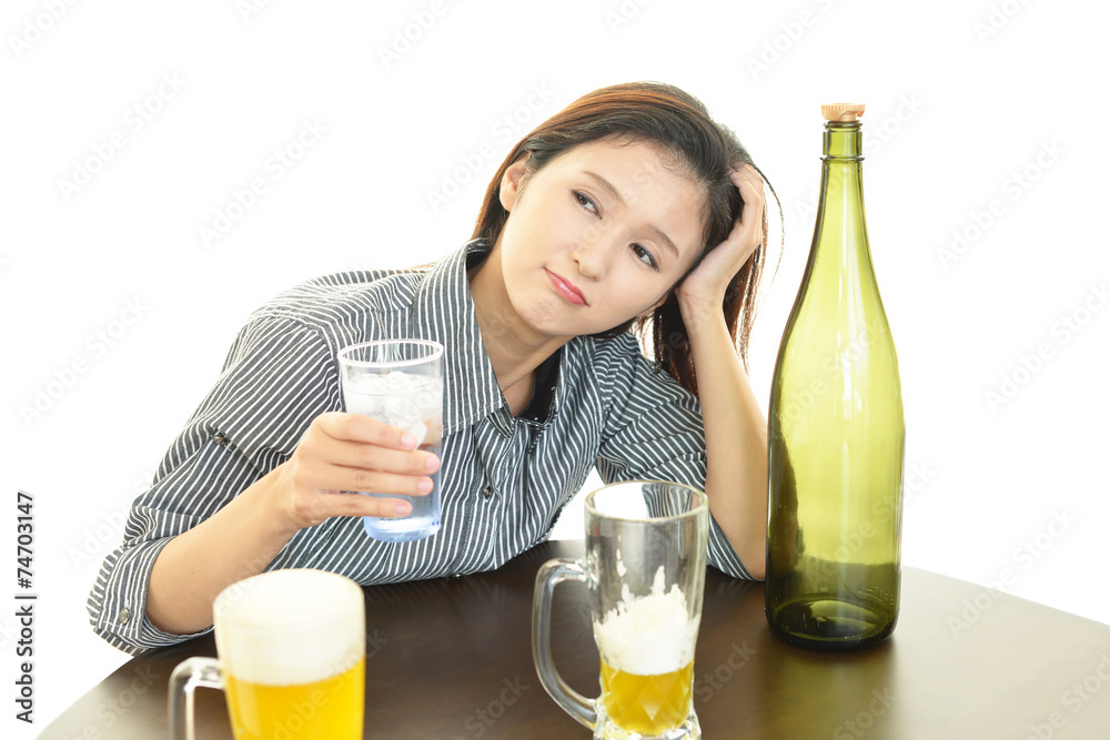 お酒を飲みすぎた女性