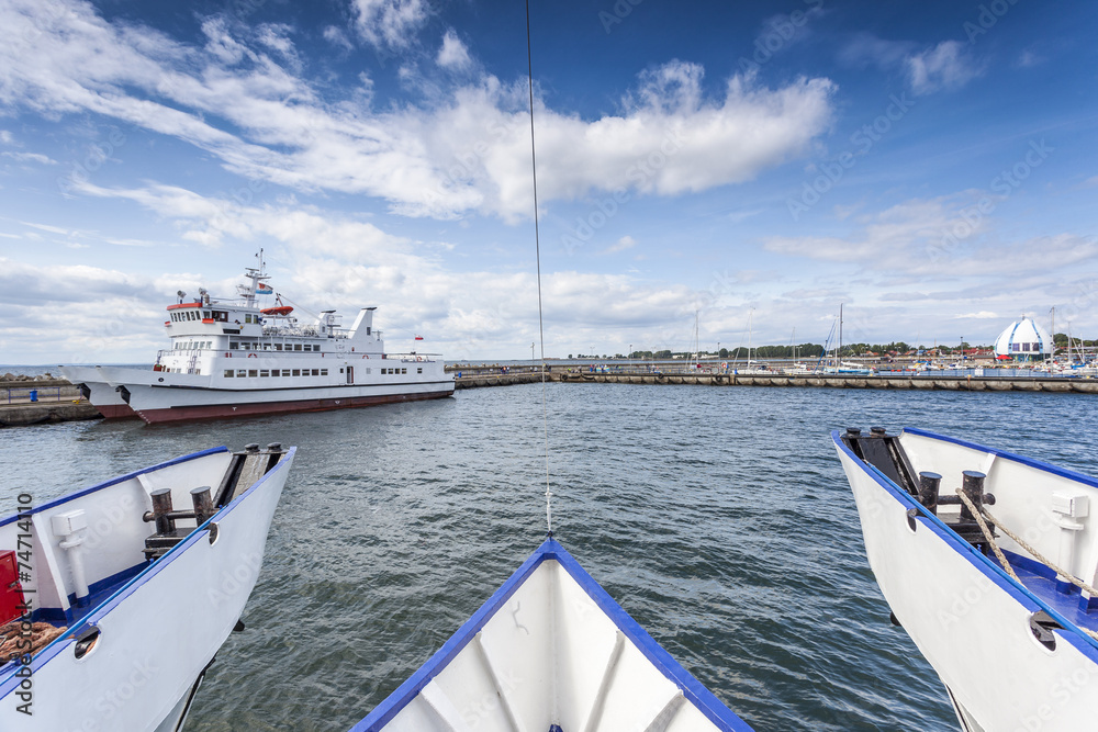 Naklejka premium A great cruise. Reaching the harbor.