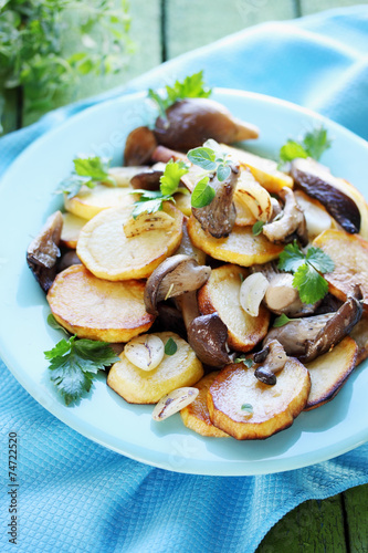 Fried potatoes with oyster mushrooms