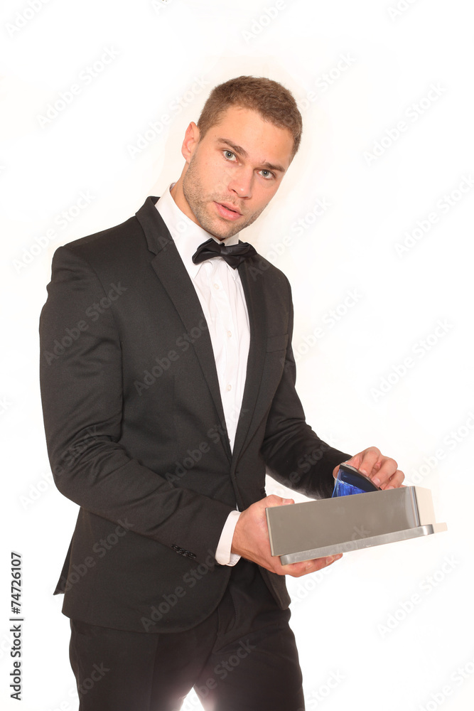 Mann mit Anzug und Geschenk Mann mit Anzug und Geschenk