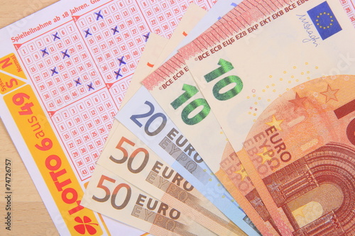 Lottoschein und Banknoten