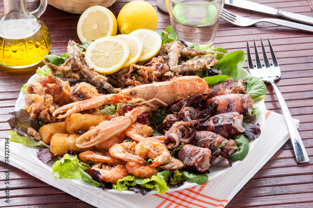 Fritto misto di crostacei e molluschi nel piatto Fritto misto di crostacei e molluschi nel piatto