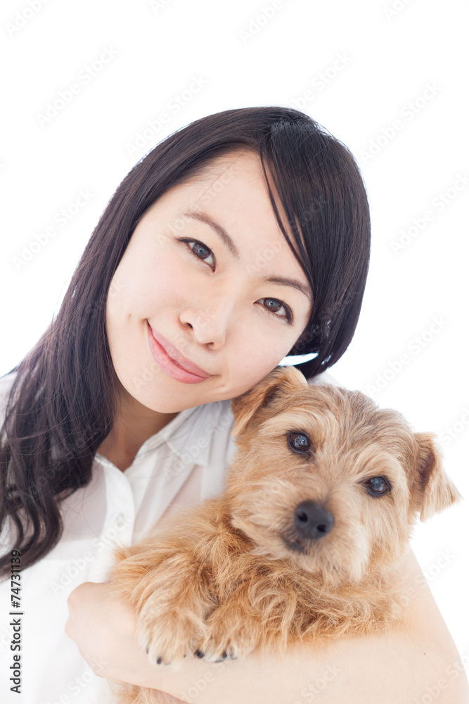 犬を抱いた女性