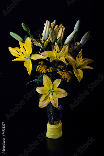 Fototapeta Naklejka Na Ścianę i Meble -  Yellow lily
