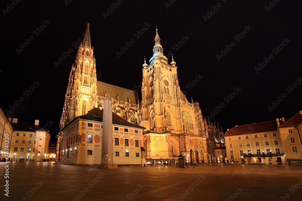Obraz premium Gothic St. Vitus' Cathedral on Prague Castle in the Night