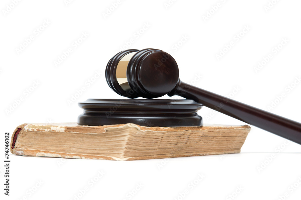 Obraz premium wooden gavel and books