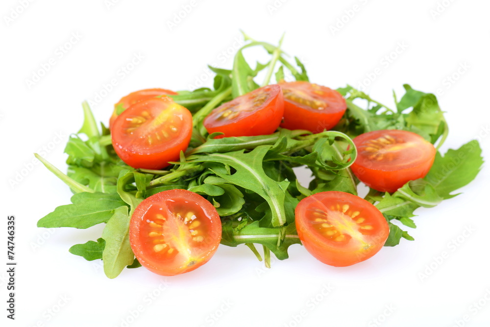 Ruccola mit Tomaten isoliert auf weißem Hintergrund Ruccola mit Tomaten isoliert auf weißem Hintergrund