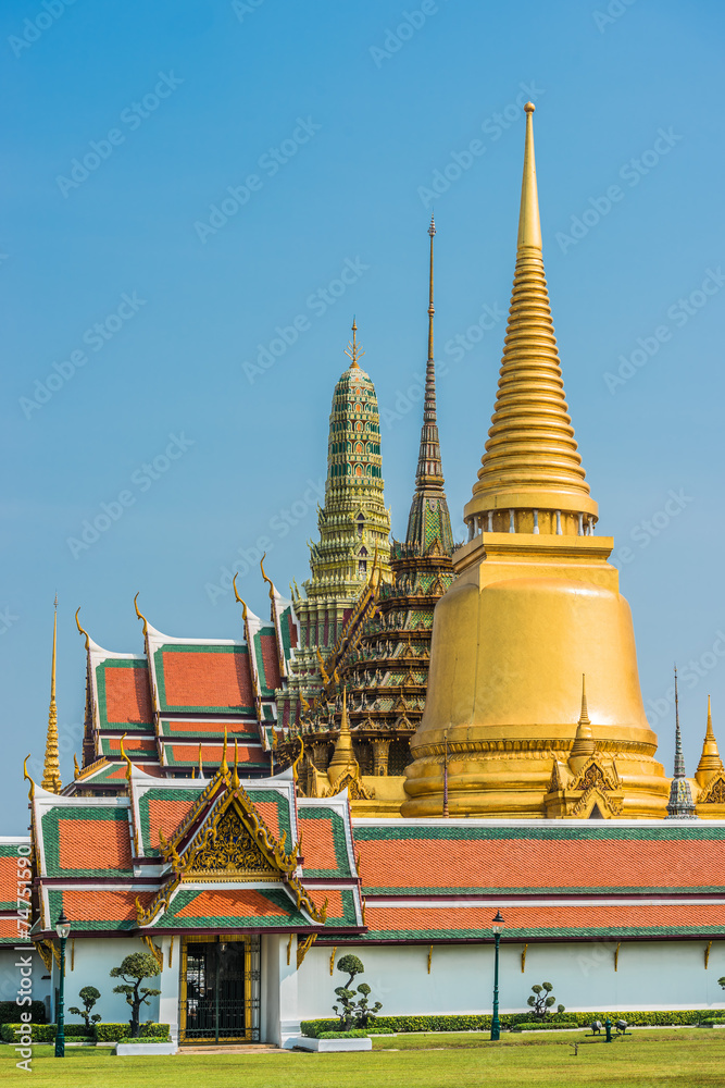 Fototapeta premium courtyard grand palace Wat Phra Kaew Bangkok Thailand