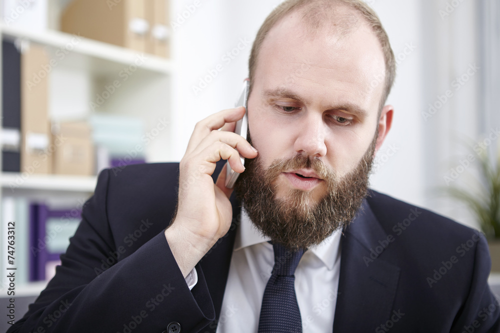 Geschäftsmann telefoniert mit seinem Smartphone Geschäftsmann telefoniert mit seinem Smartphone