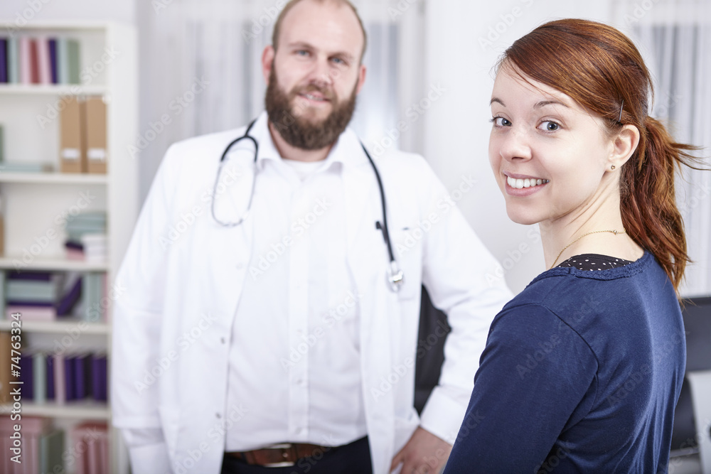 Patientin in der Sprechstunde beim Arzt StockFoto Adobe Stock