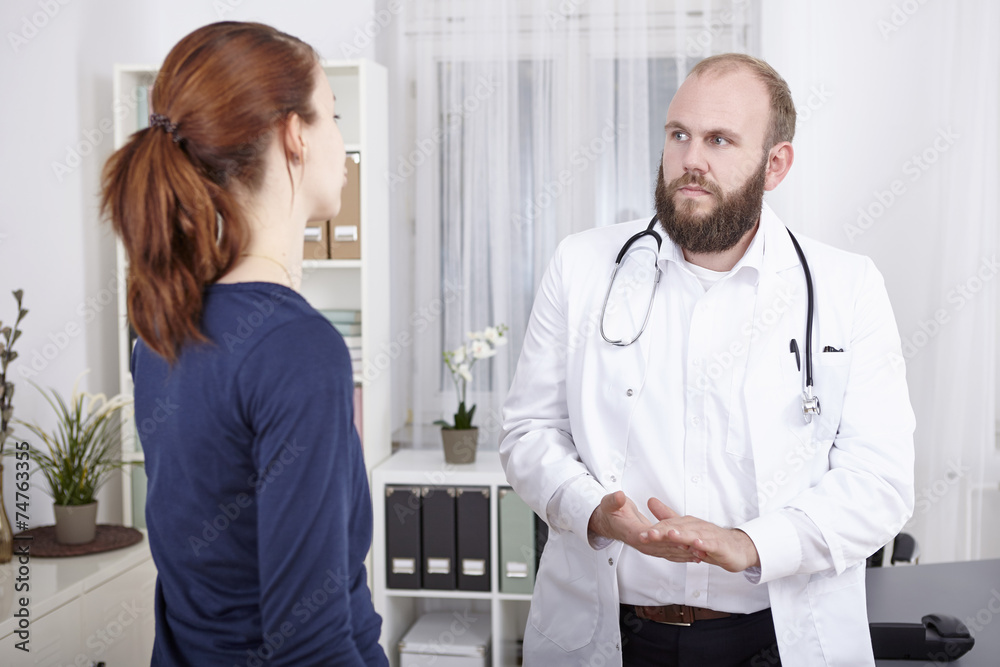 Patientin in der Sprechstunde beim Arzt Stock-Foto | Adobe Stock