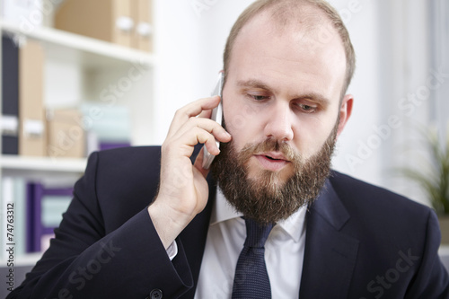 Geschäftsmann telefoniert mit seinem Smartphone