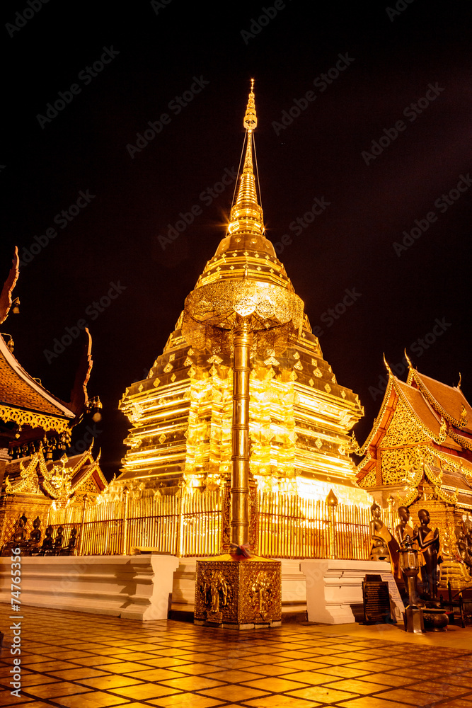 Fototapeta premium Doi Suthep temple in Chiang Mai at night