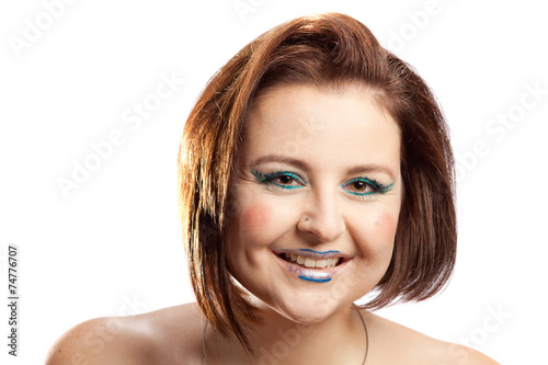 Lachende Frau mit Clowns-Make-Up vor weißem Hintergrund