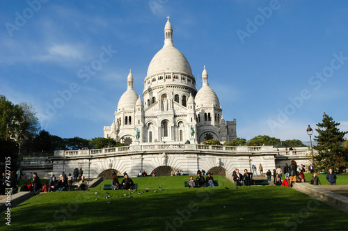 People walking and relaxing in front of Basilique du Sacre Coeur © fotoember