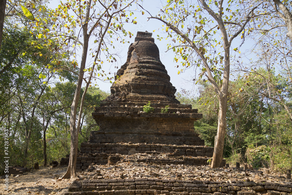 Руины старинного храма Ват Кхао Суван Кхири. Таиланд