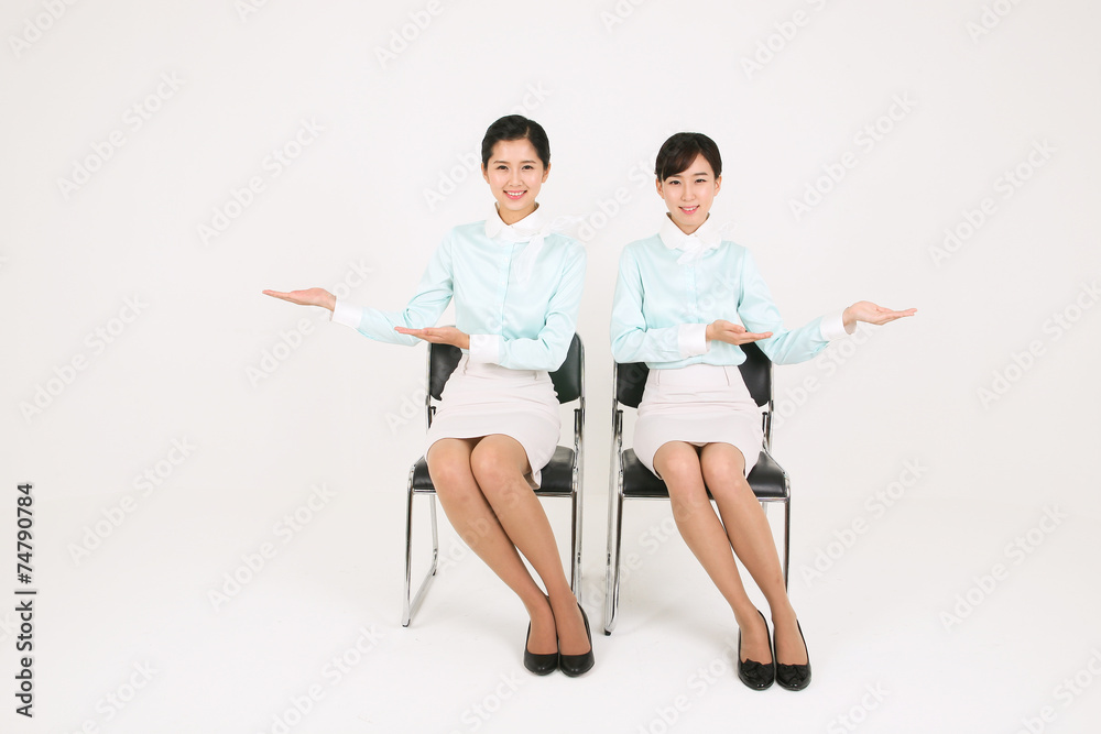 스튜디오 안의 웃고 있는 스튜어디스 스튜디오 안의 웃고 있는 스튜어디스