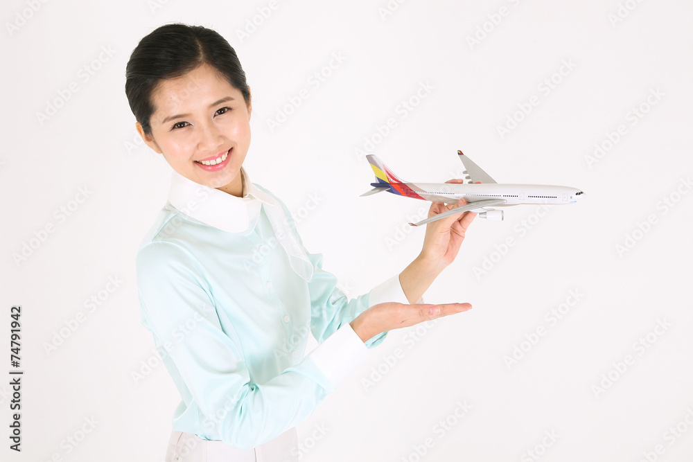 스튜디오 안의 웃고 있는 스튜어디스