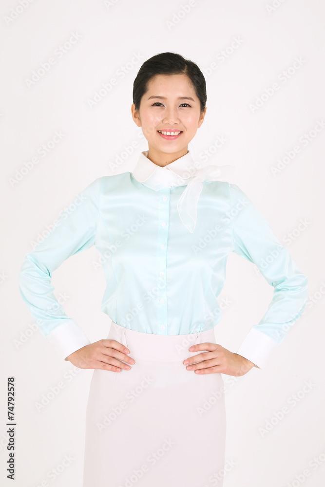 스튜디오 안의 웃고 있는 스튜어디스