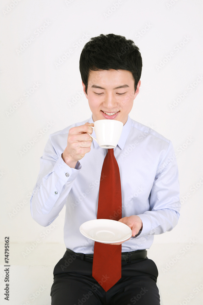 스튜디오 안의 비즈니스맨과 비즈니스 우먼