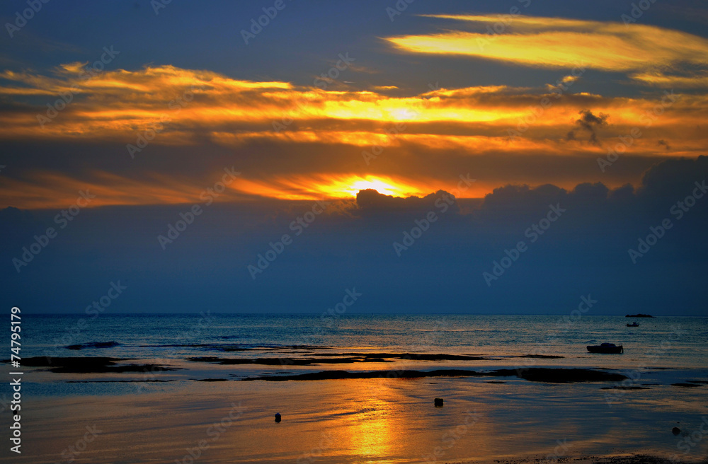 reflet du lever soleil sur la mer