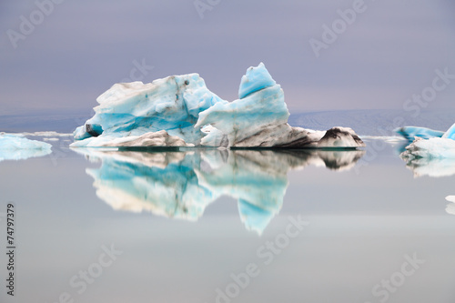 Reflet d'icebergs en Islande © rodhan