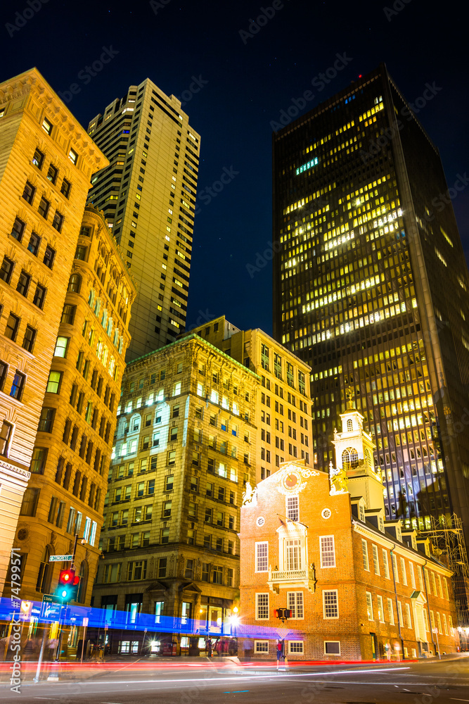 Obraz premium Buildings at the intersection of State Street and Congress Stree
